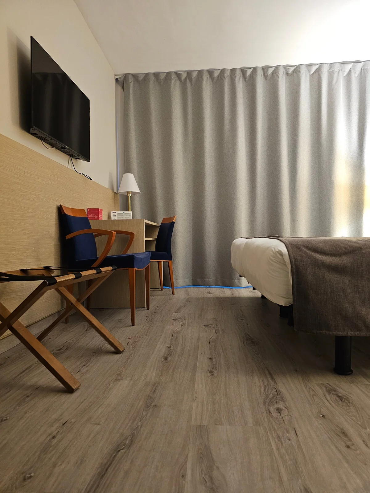 Habitación de hotel con suelo SPC efecto madera gris